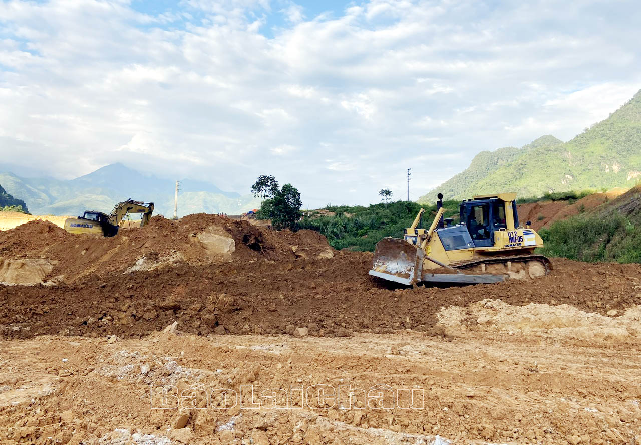 Bàn giao đất nhanh gọn, Công ty TNHH MTV chế biến nông sản Lai Châu thi công mặt bằng dự án xây dựng nhà máy chế biến thức ăn gia súc và tinh dầu quế ở xã Mường So thuận lợi. 